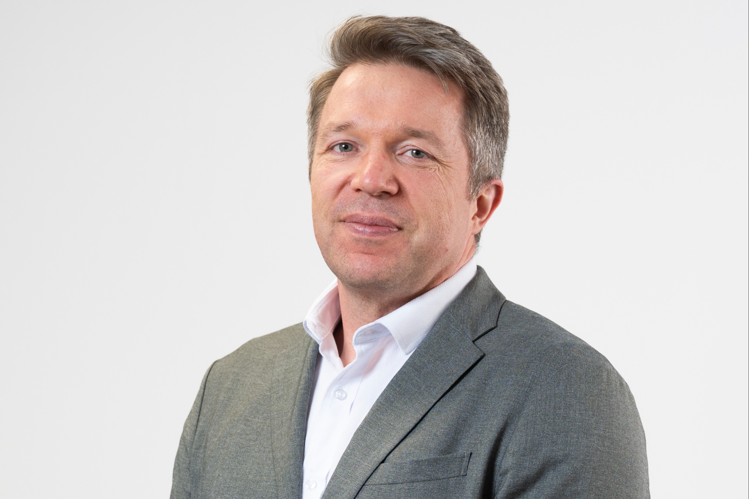 Headshot of Gordon Llewellyn-MacRae