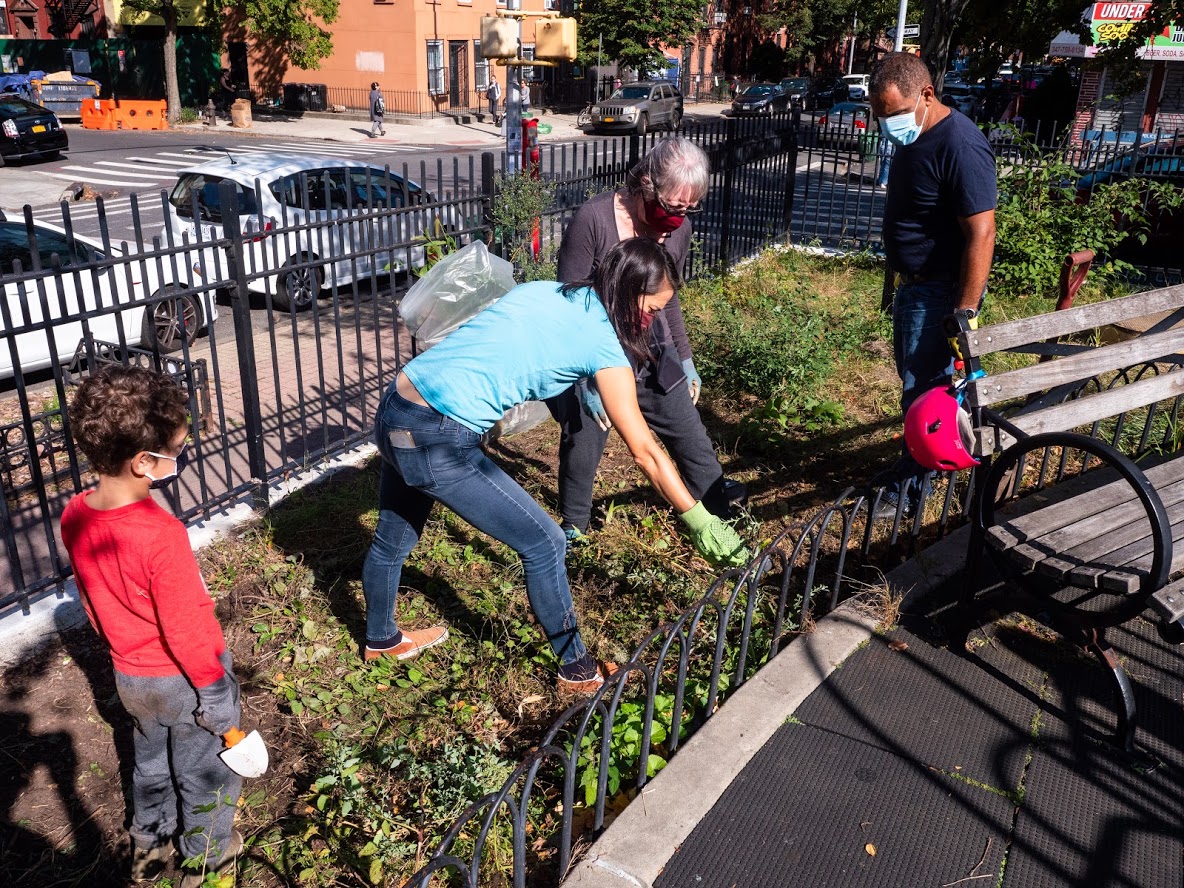 Underhill playground 10-04 - 3 volunteers at work under the guidance of Den Gordon