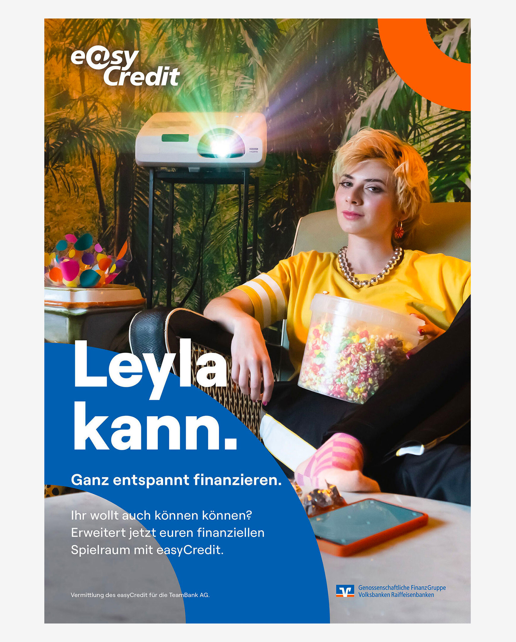 Leyla can easily finance her home cinema with easyCredit.