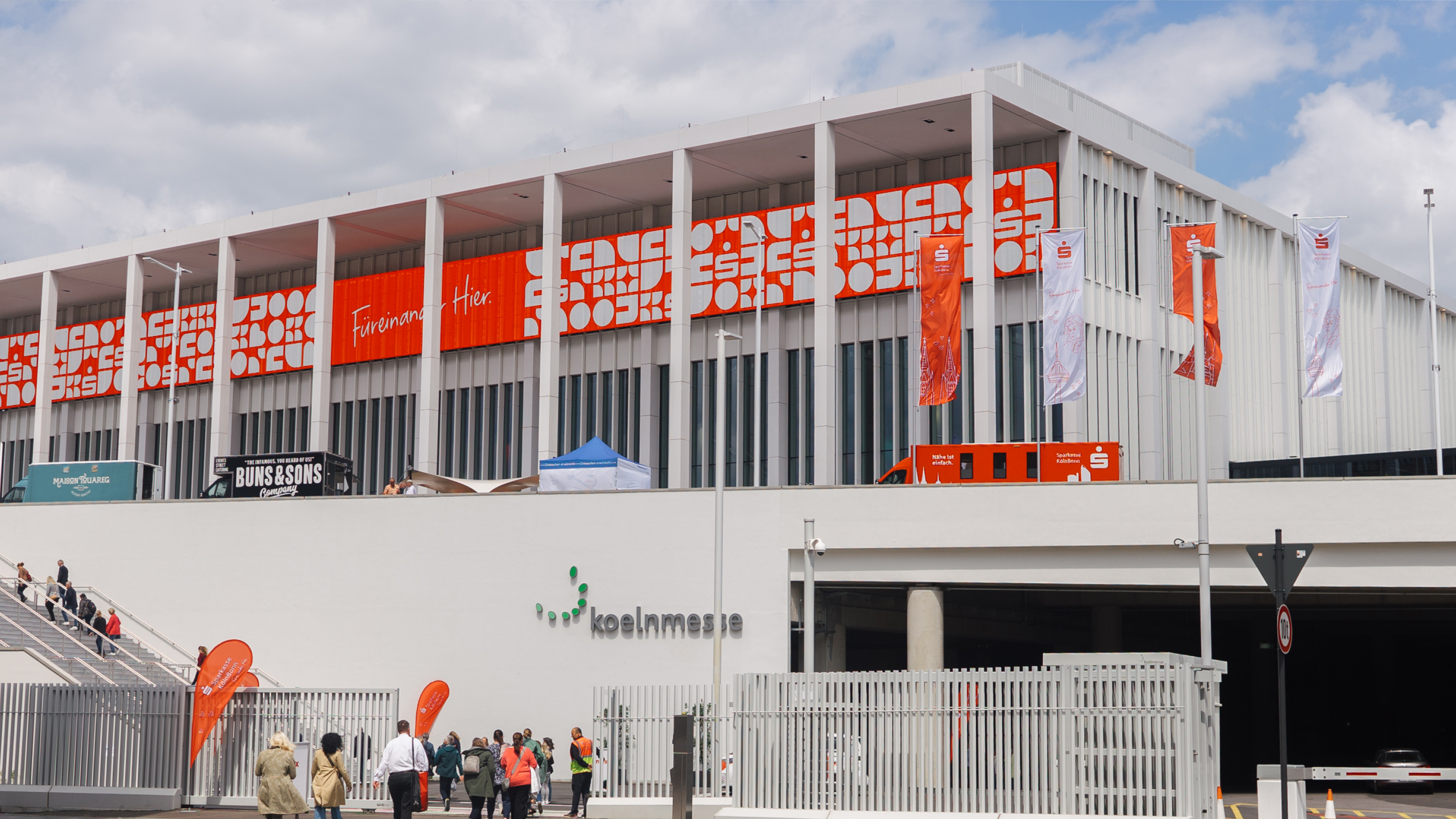 New corporate design of Sparkasse KölnBonn on the exhibition grounds