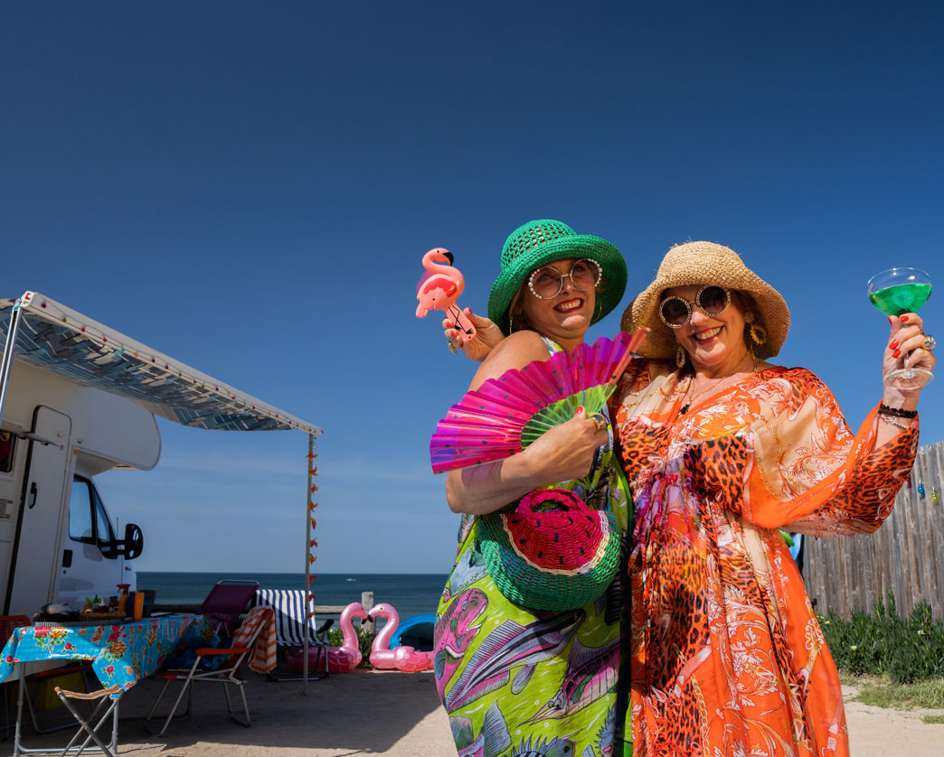 Die Zwillinge können sich dank easyCredit ihren Traum vom Strandurlaub mit Wohnmobil verwirklichen.