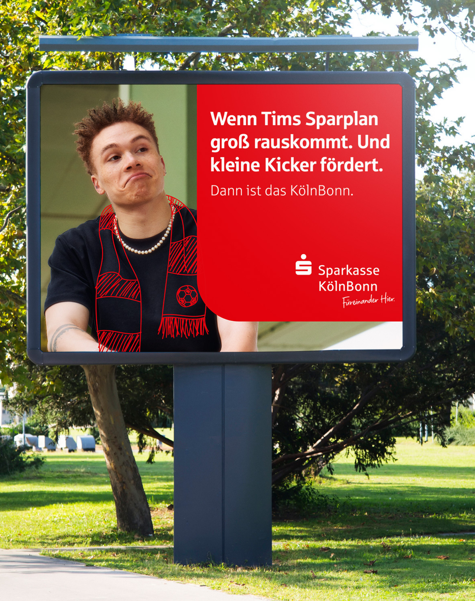 Sparkasse KölnBonn Kampagne: Plakat mit Aufschrift "Wenn Tims Sparplan groß rauskommt. Und kleine Kicker fördert".