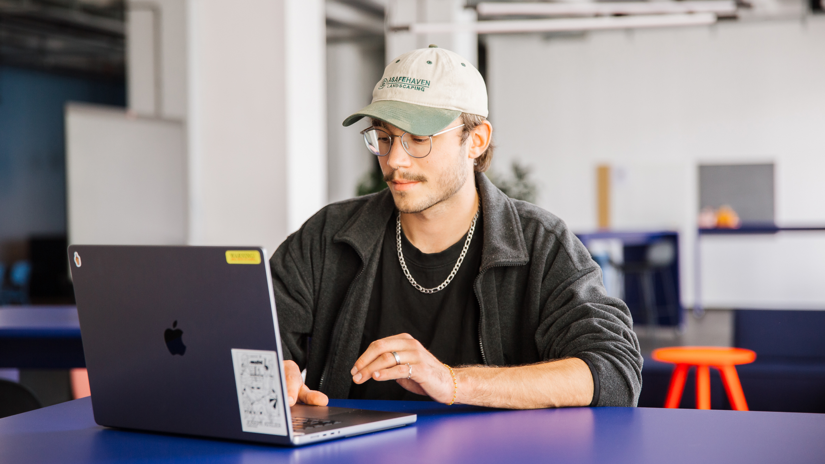 Miguel Franken, Software Developer bei denkwerk, spricht in unserer neuen Folge TechTalk über die Vorteile mit Git-Features in PhpStorm.