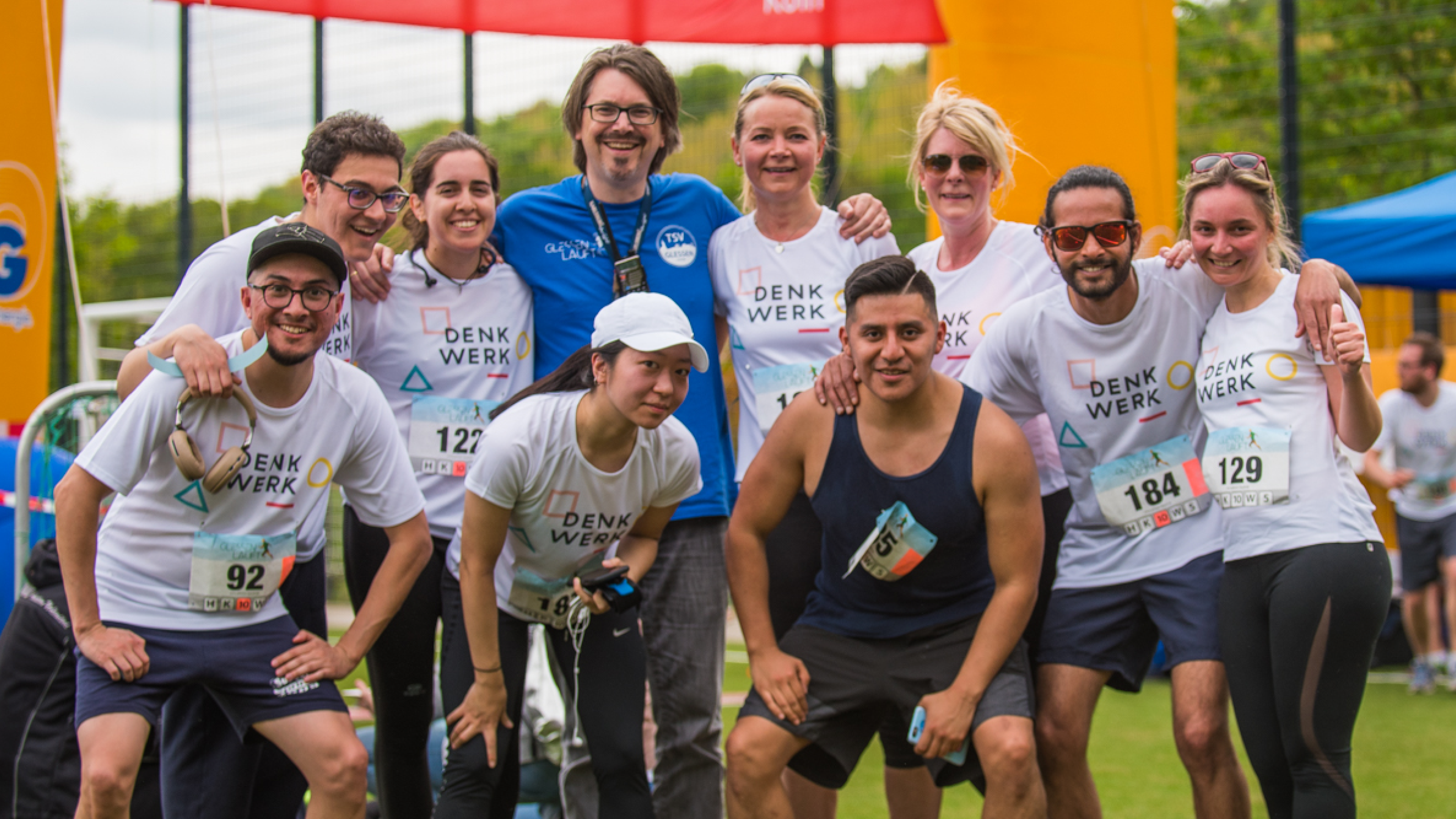 The denkwerk running team with colleague and 'Glessen läuft' orga member Thomas Kierdorf (blue shirt).