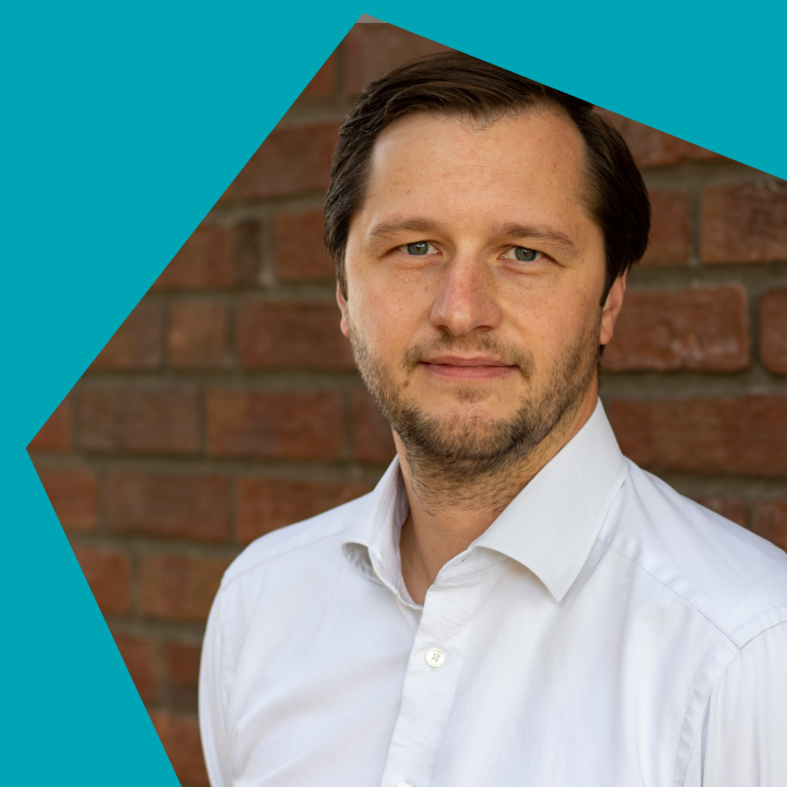 Cornelius Wien (Head of E-Commerce, Digital Banking and Digital Financial Services Sparkasse KölnBonn) beim denkwerk Talk zum Thema „Tradition trifft auf digitale Innovation: Banken im Umbruch” .