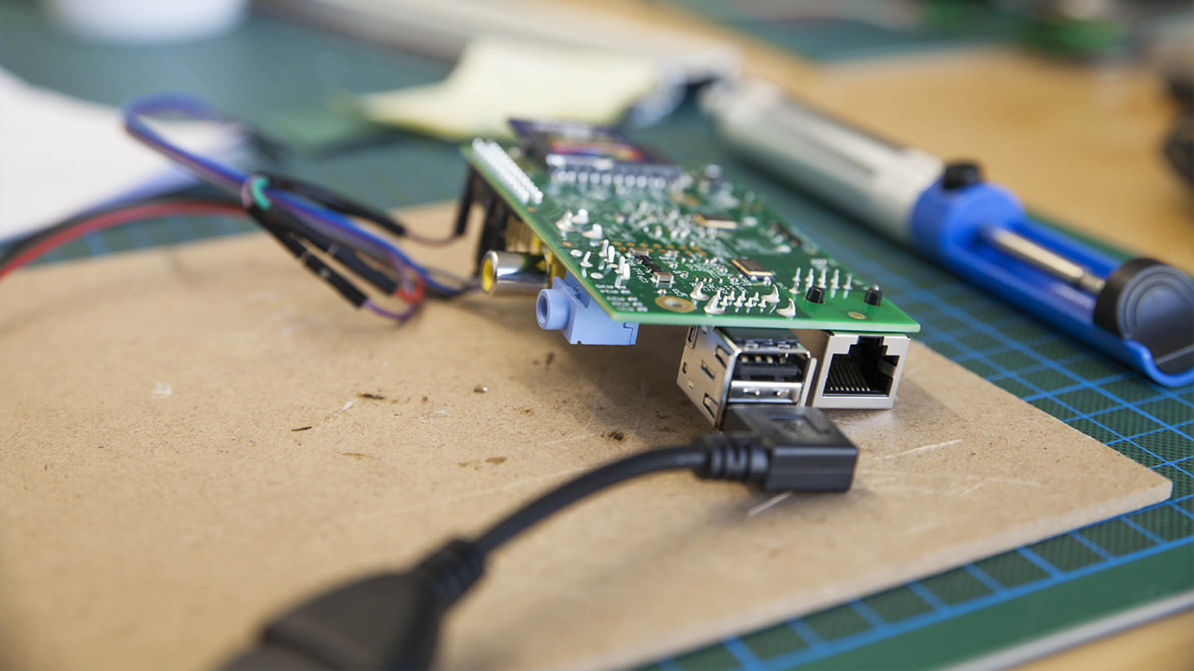 IoT:  Arbeiten am Gehäuse im thinx Labor von denkwerk 