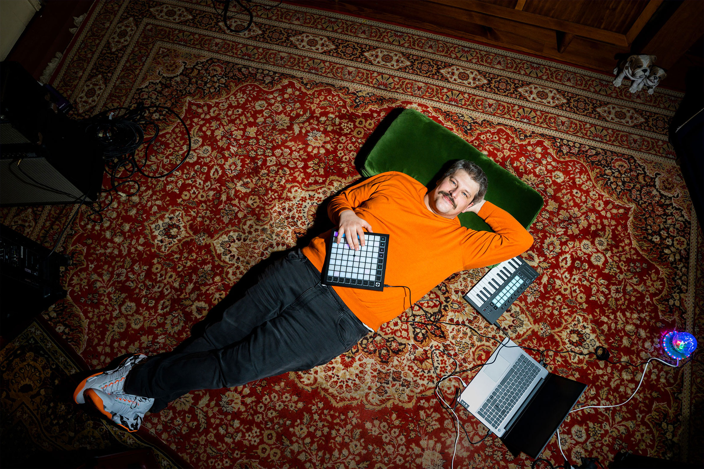 Kampagnenprotagonist Siggi baut sein heimisches Musikstudio aus dank der easyCredit Finanzierung. 