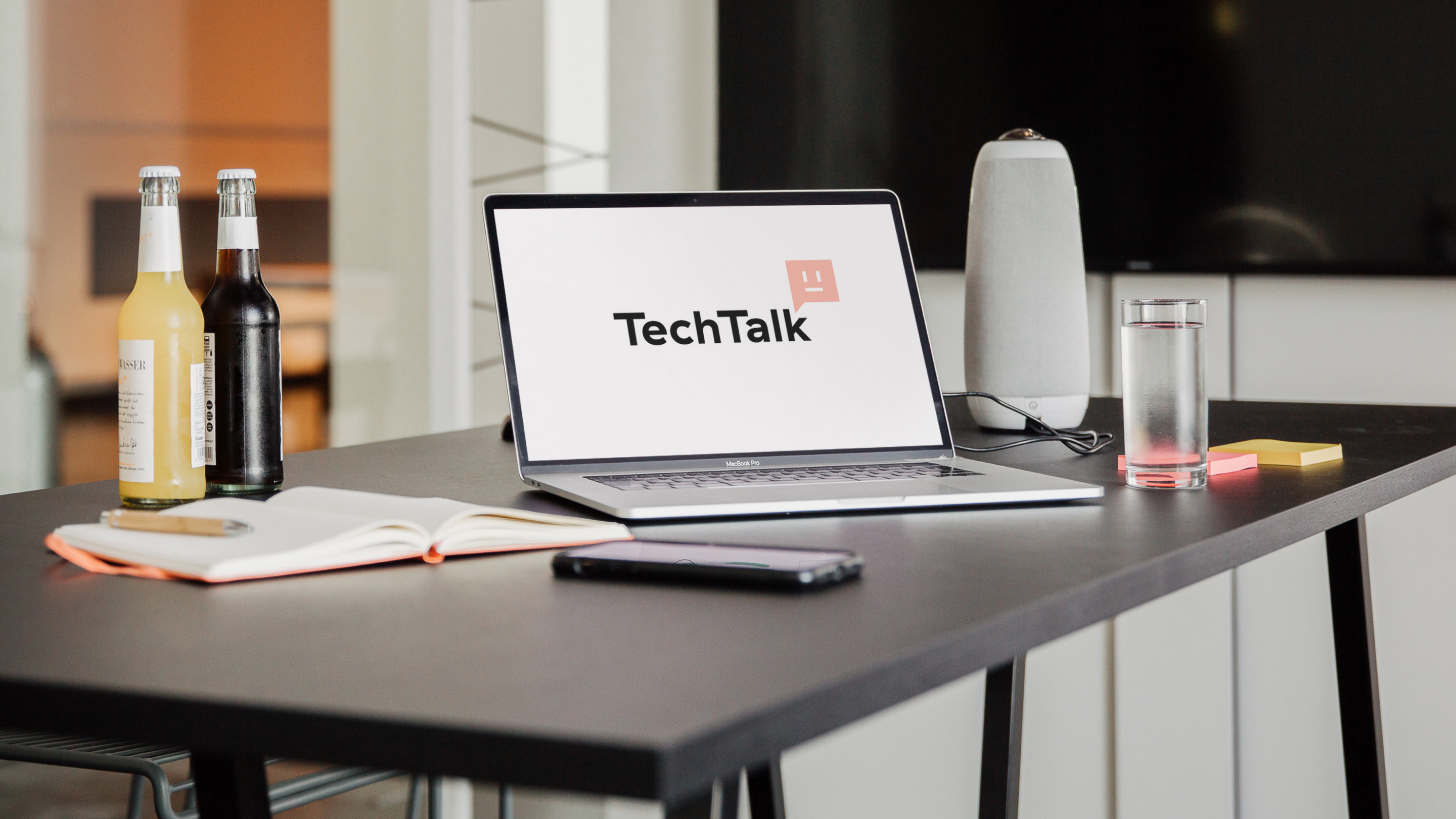 Im TechTalk tauschen sich denkwerker:innen als Fachexperten aus verschiedenen Bereichen monatlich zu aktuellen Themen aus.