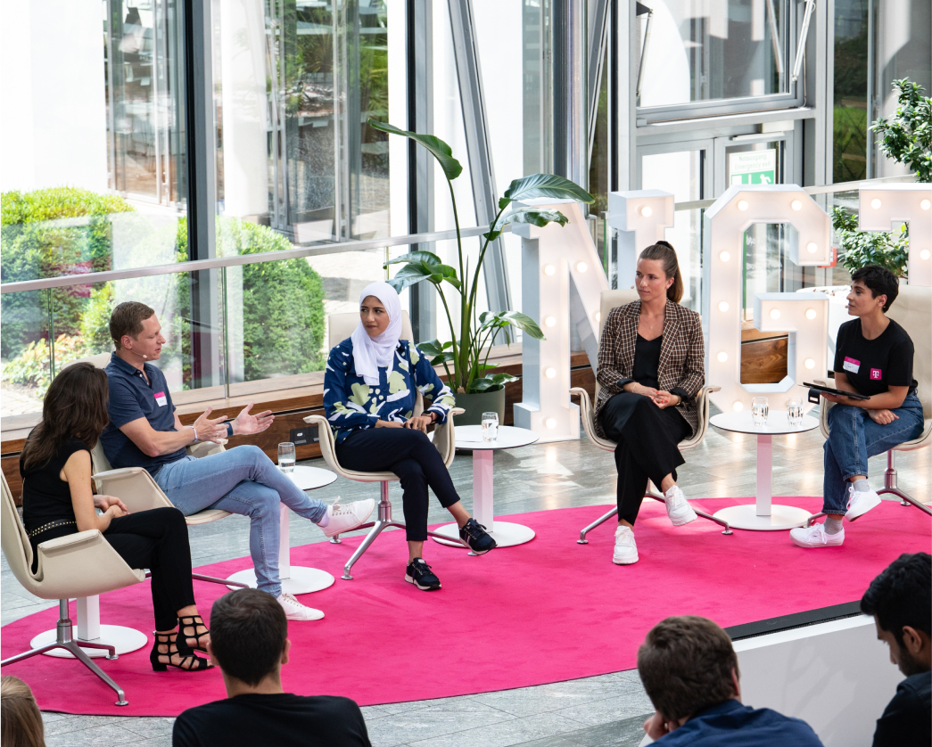 Laura Dückers, Lead Organisational Strategy & Culture bei denkwerk , auf dem Podium mit weiteren Panelist:innen bei NGT22. Foto: © Aschoffotografie Bastian Géza Aschoff