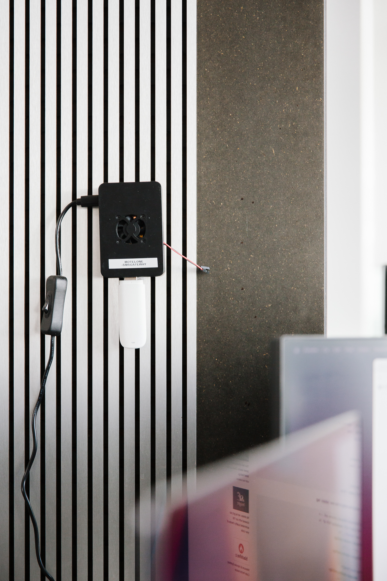 2FA mit SMS-TAN im Slack-Channel: Bild eines als SMS Gateway konfigurierten Raspberry Pi mit einem Schalter auf der linken Seite, einem USB-Stick unten und einem roten und einem blauen Kabel auf der rechten Seite.
