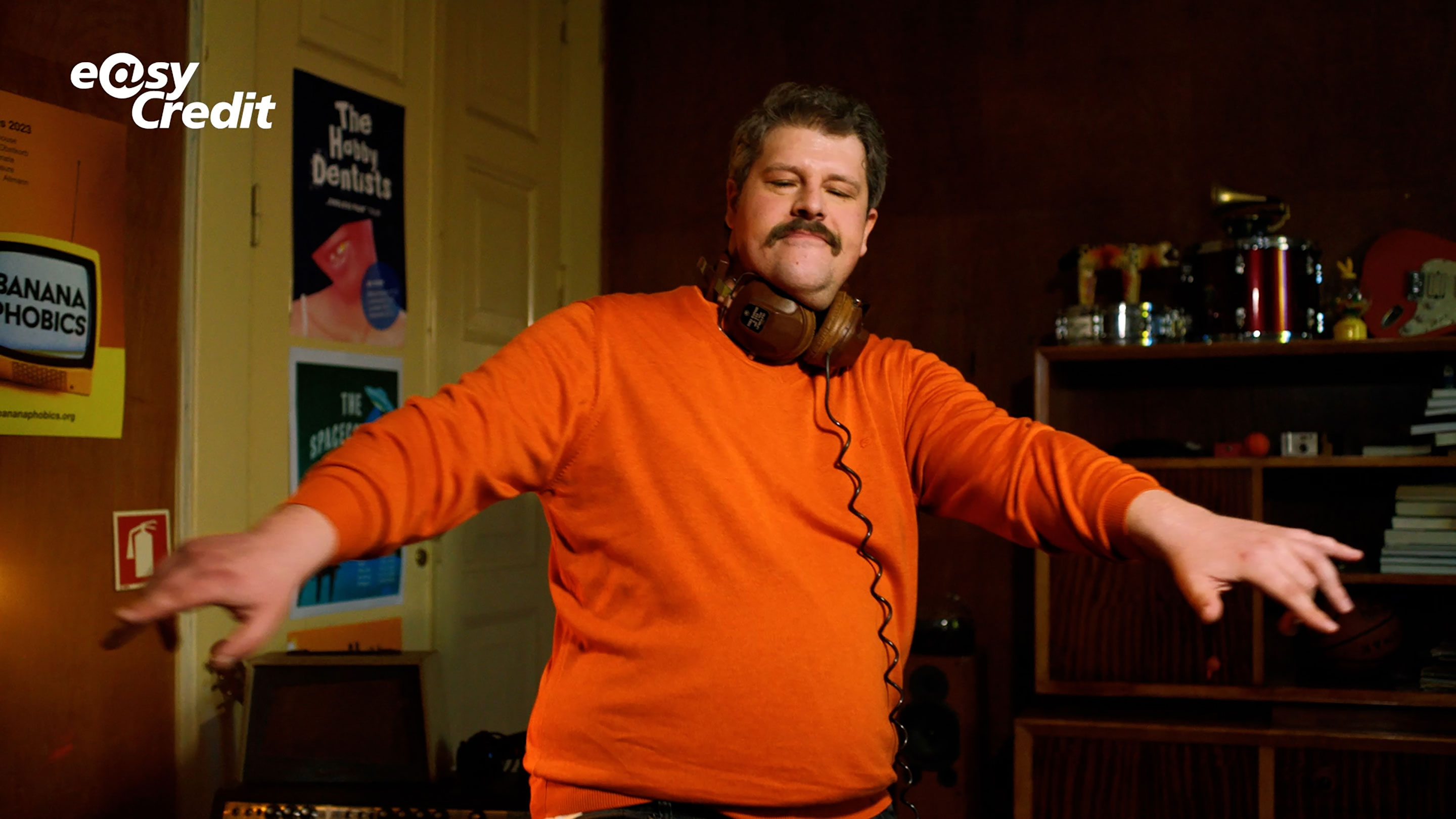 Campaign protagonist Siggi dances with joy about financial leeway that easyCredit offers him.