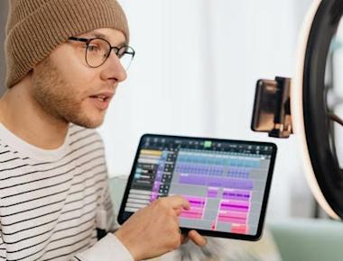 Influencer dan Selebgram Tidak Pakai PPh Final 0,5 Persen