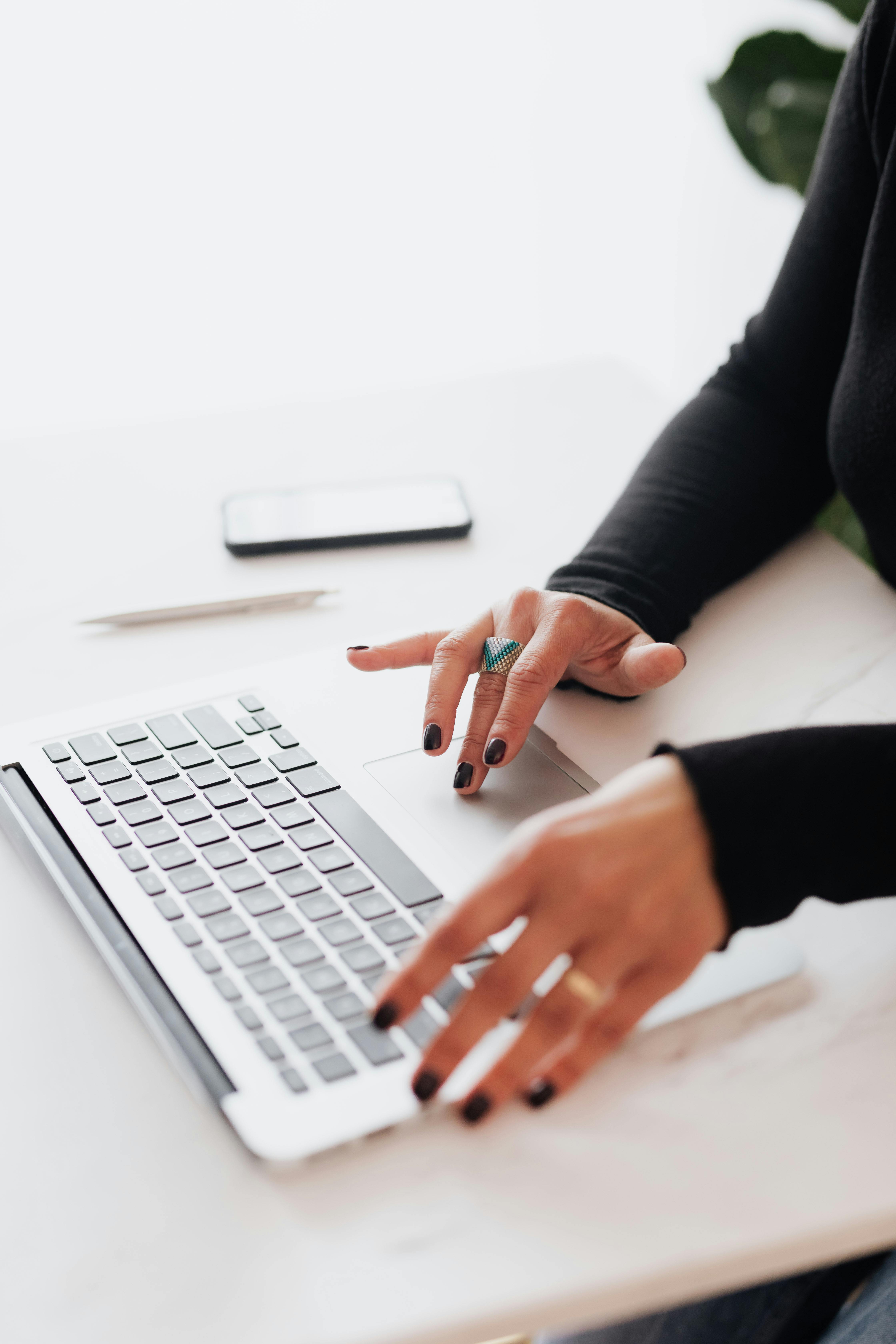 Laptop Kantor Termasuk Natura dan Objek PPh Pasal 21?
