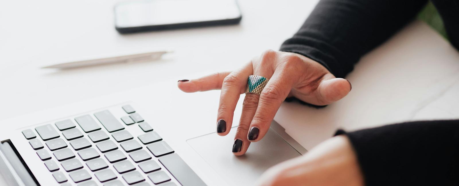 Laptop Kantor Termasuk Natura dan Objek PPh Pasal 21?