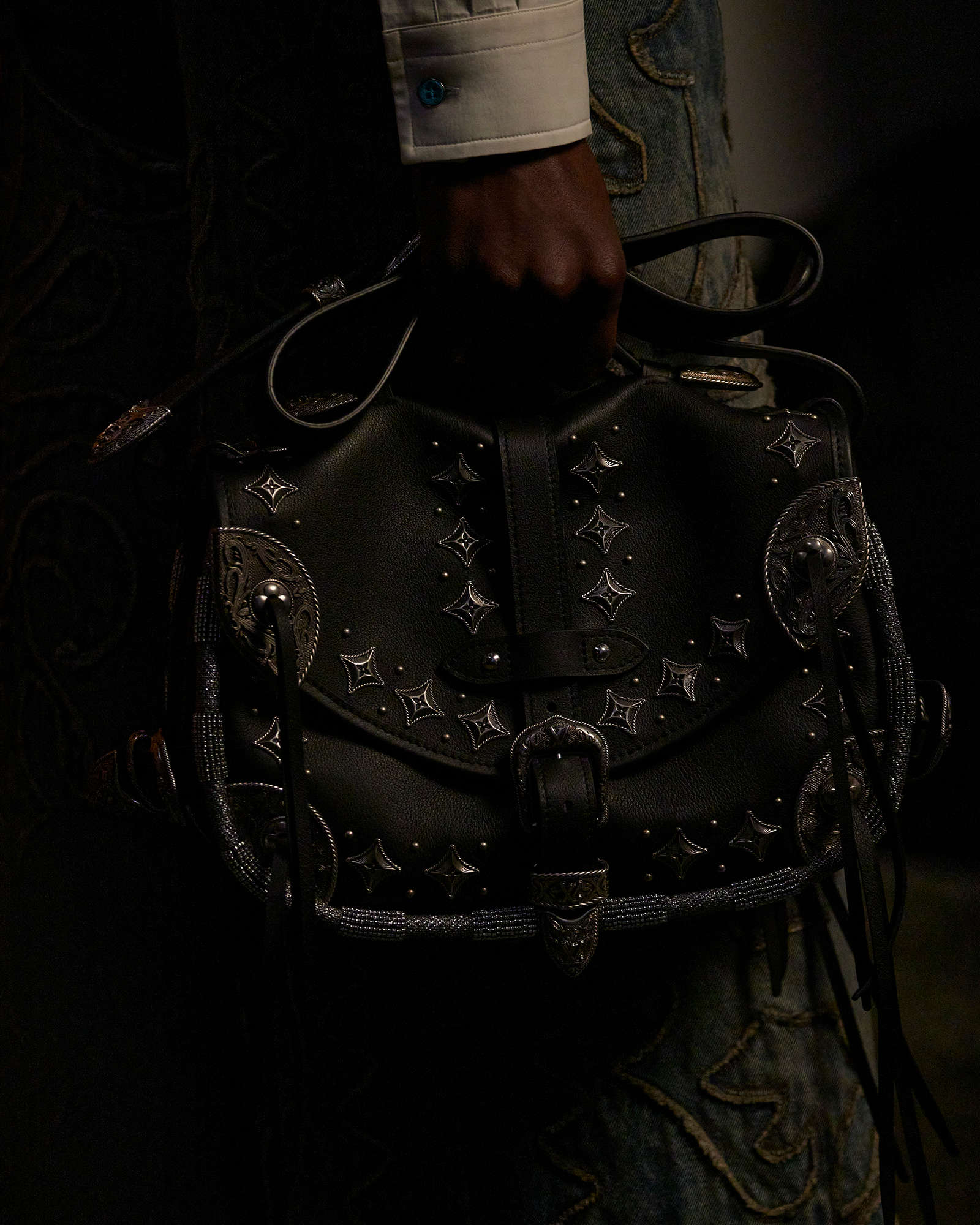 MEN-S FW24 SHOW BACKSTAGE DETAILS VISUALS 18 LV-COM DII 1600x2000