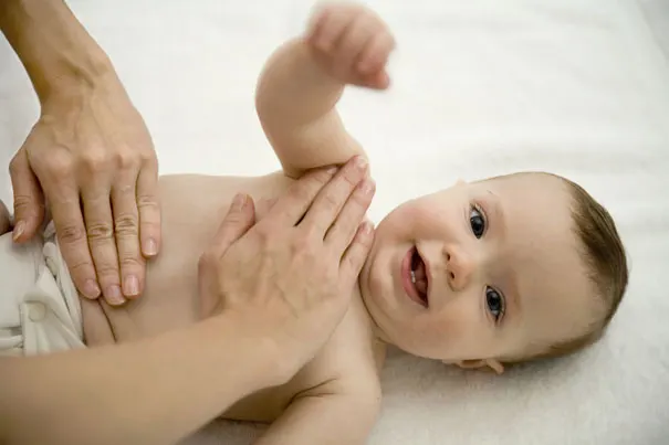 Cómo dar un masaje relajante para dormir a tu bebé, Maternidad