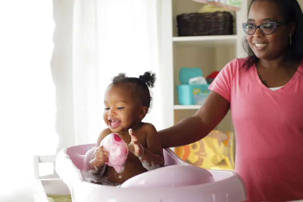 la hora del baño para el bebe