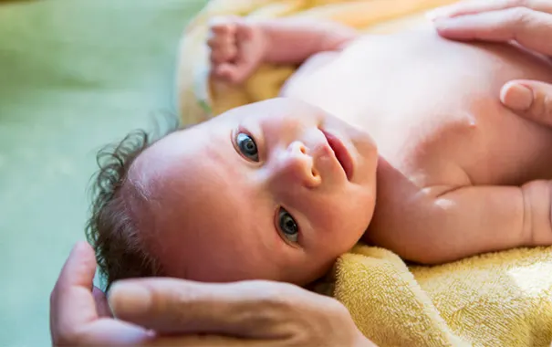 Cómo dar un baño de esponja a tu bebé