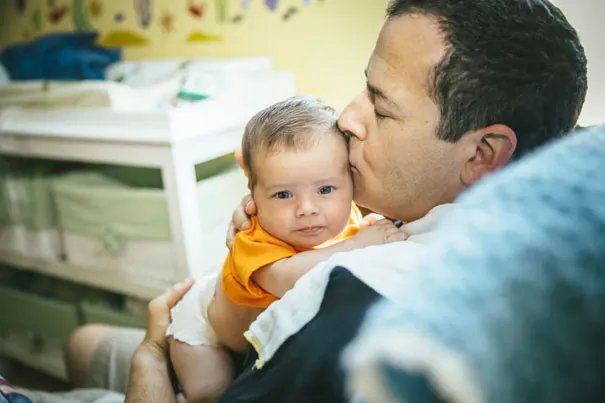 Padre con bebé recién nacido y palangana con ropa sucia, padre de