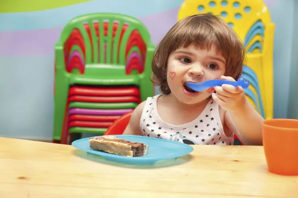 Toddler-eating--with-mum-encouraging