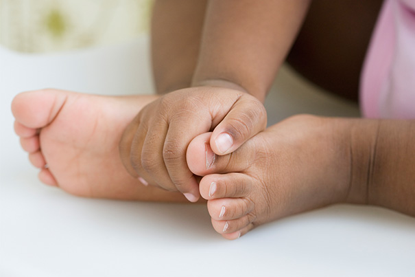Cómo puedo tratar las uñas de los pies encarnadas en mi bebé de 3 meses?