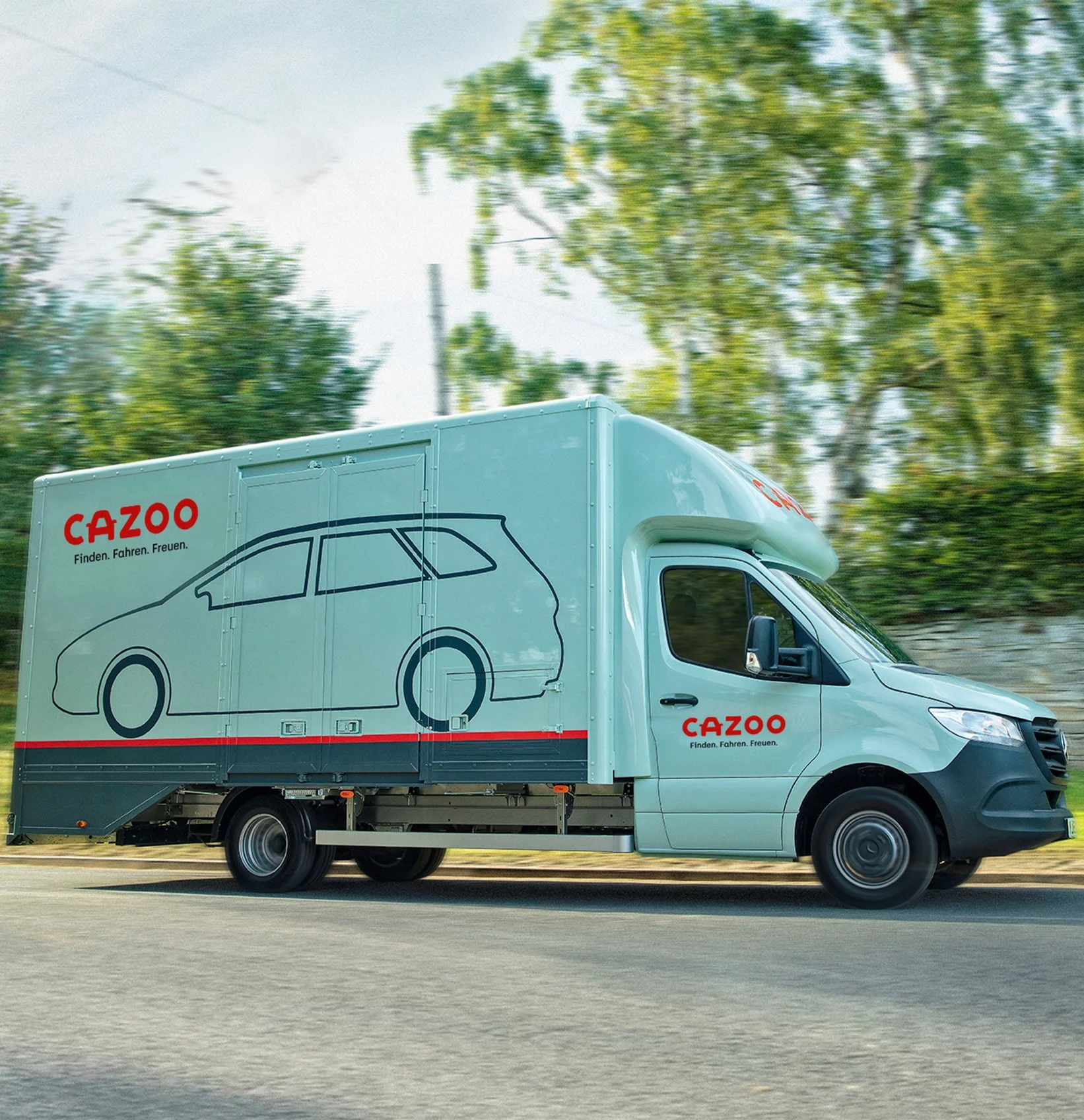 Cazoo liefert dein Auto kostenlos zu dir nach Hause. Lieferungen sind schon in 5 Werktagen möglich. Auf dem Bild zu sehen ist ein Cazoo Transporter.