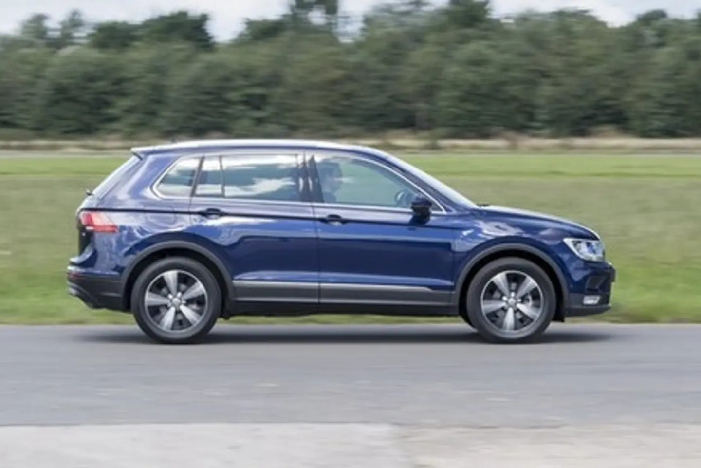 The side exterior of a blue Volkswagen Tiguan
