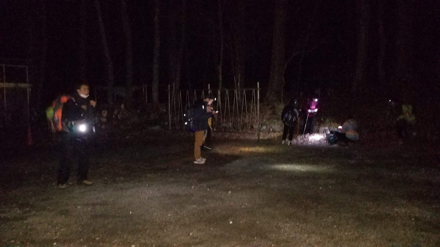 Trước cổng đền