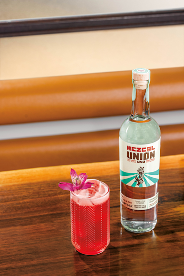 Mezcal-union-uno-bottle-and-cocktail