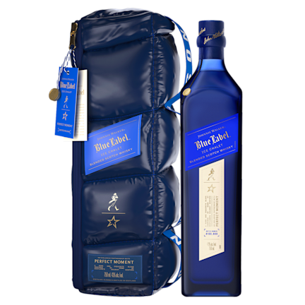 Johnnie-Walker-Ice-Chalet BAG-WITH-BOTTLE