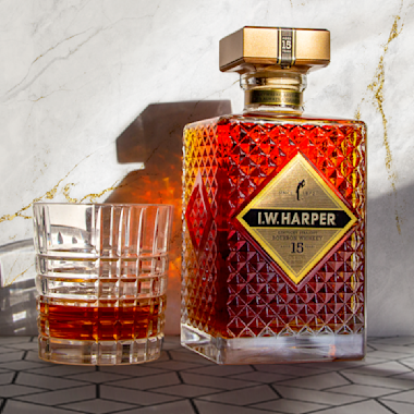 I.W. Harper 15 YO with glass Square