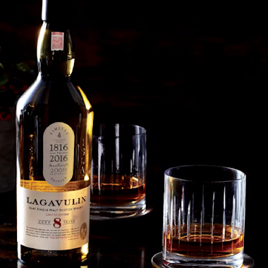 LAGAVULIN 8YO SERVE LIFESTYLE