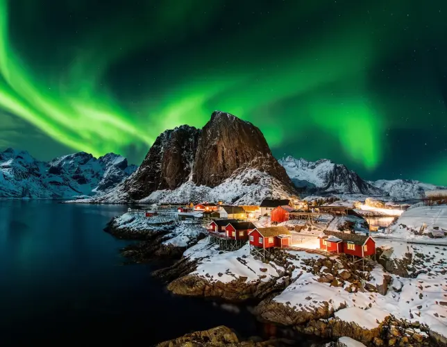 voksen midler på den anden side, Best months for the Northern Lights 2023 | 50 Degrees North