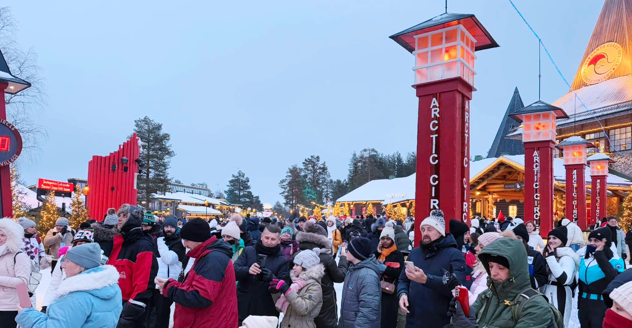 Finland-Rovaniemi-Santa-Claus-Village-crowds-outside