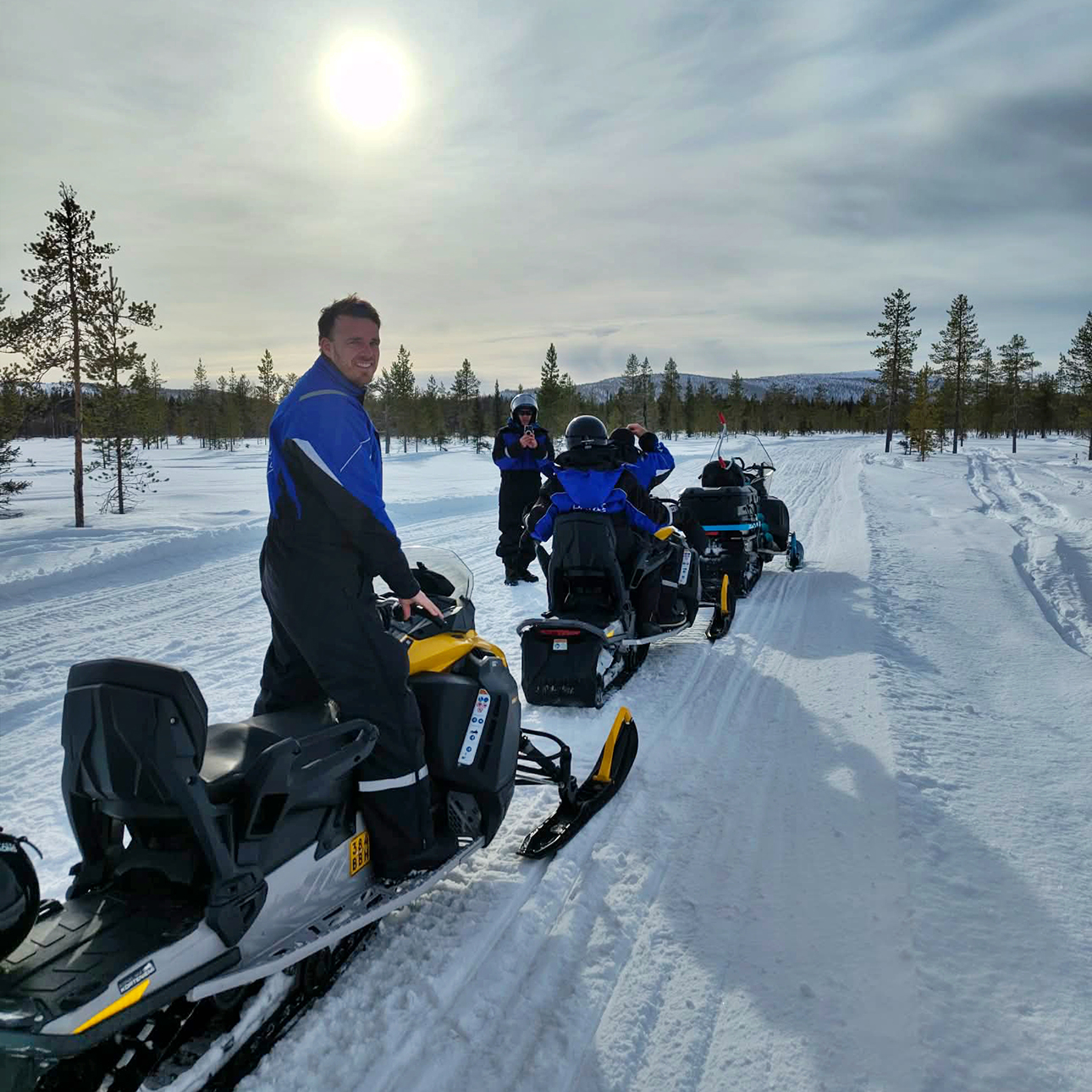 web 50DN Tom FAM 2026-activities-snowmobile safari 01