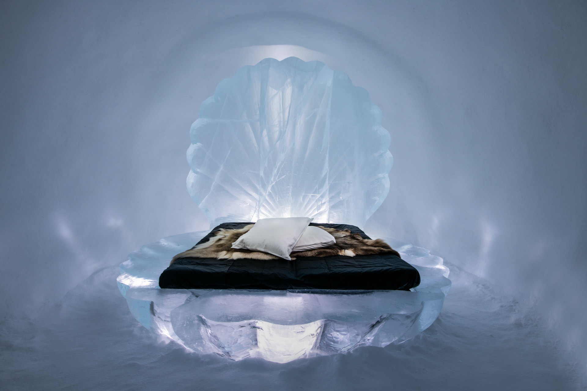 web ICEHOTEL art suite 2 credit Asaf Kliger
