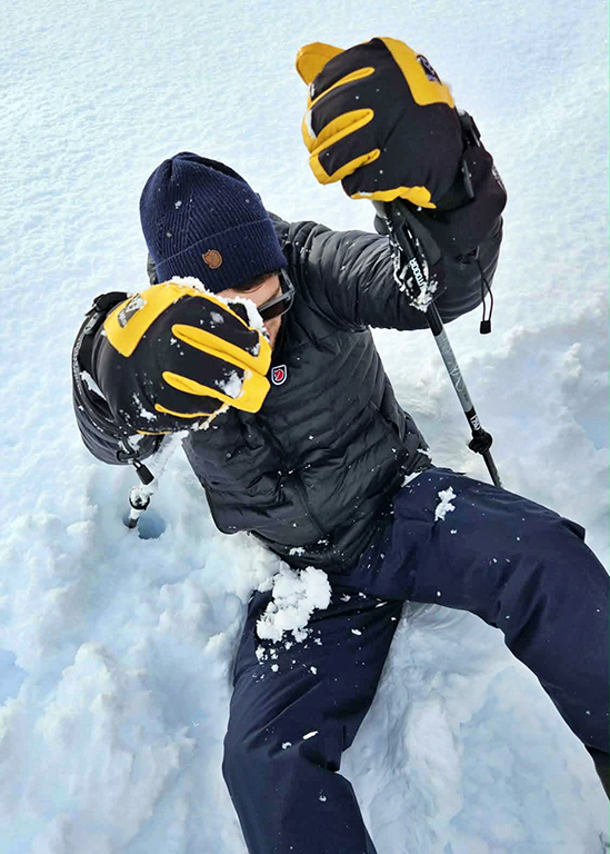 web 50DN Tom FAM 2026-activities-snowshoeing-sitting