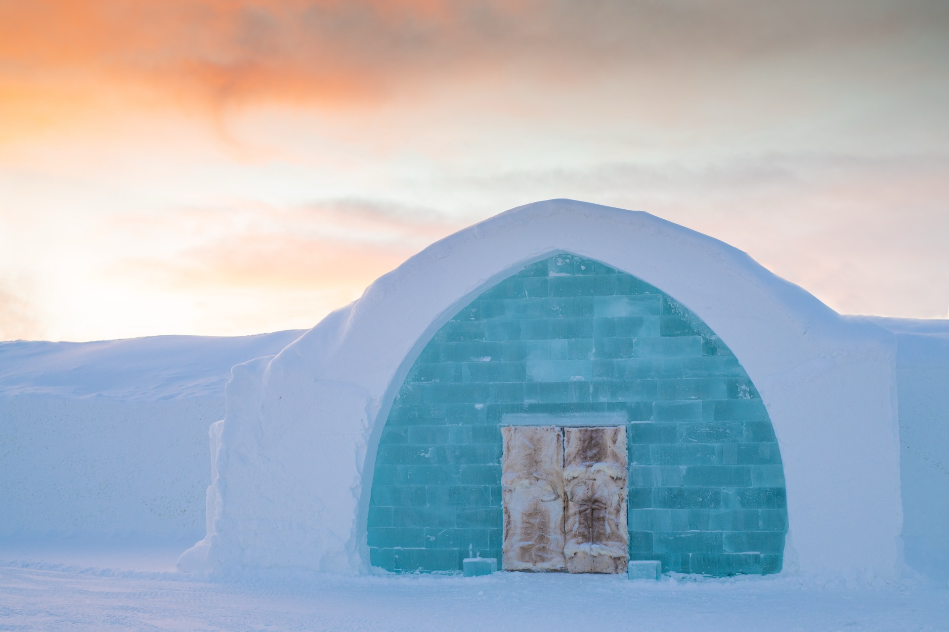 web ICEHOTEL entrance sunset ICEHOTEL 33 credit-Asaf Kliger-ICEHOTEL