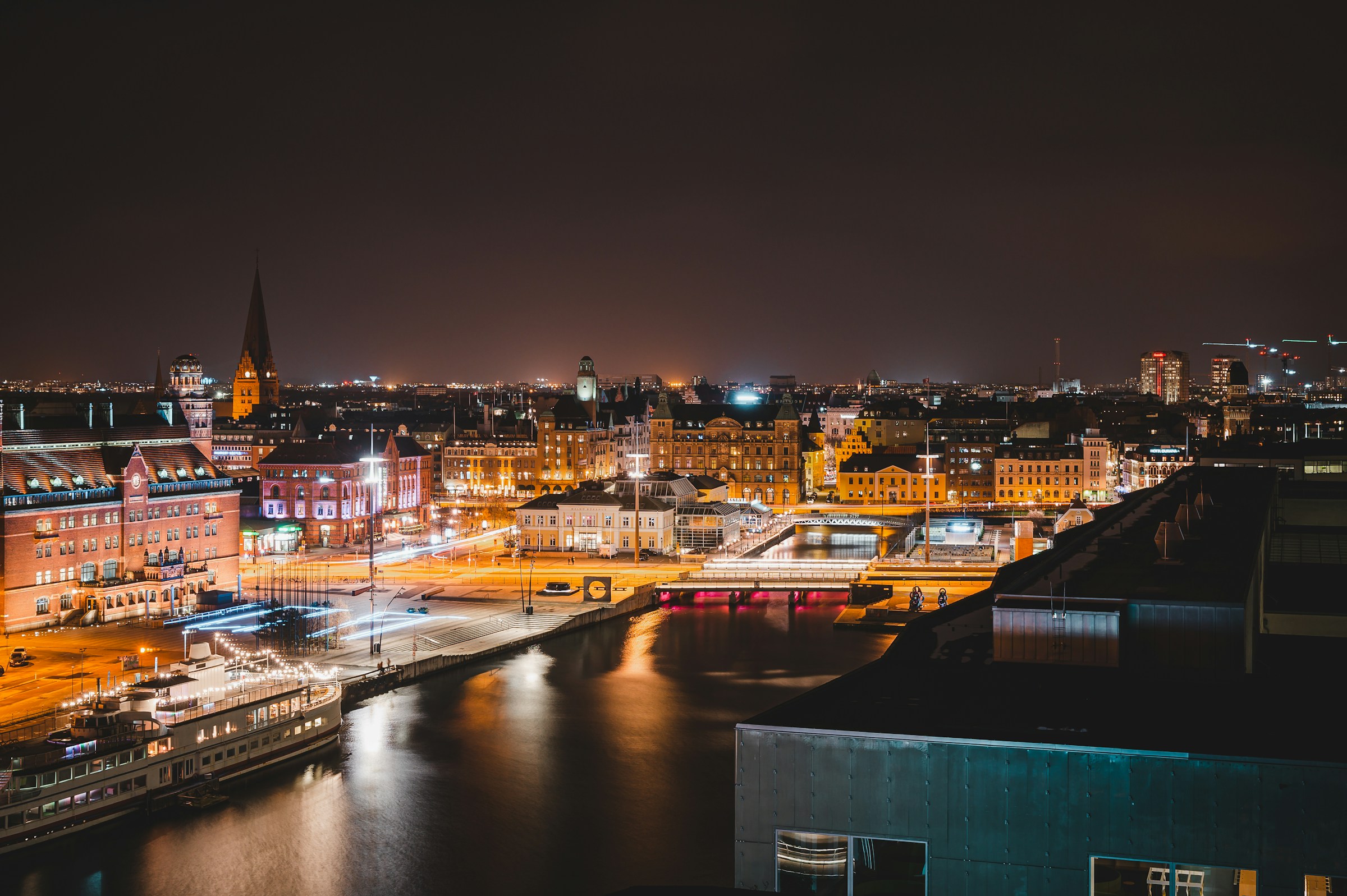 Sweden-Malmö-night-krisztian-tabori-CIepBIPUxs8-unsplash