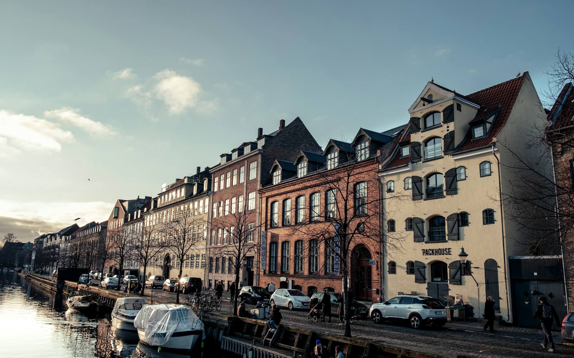 Denmark-copenhagen-Christianshavn-Miss Smilla-thijs-kennis-n-lIC r54fM-unsplash