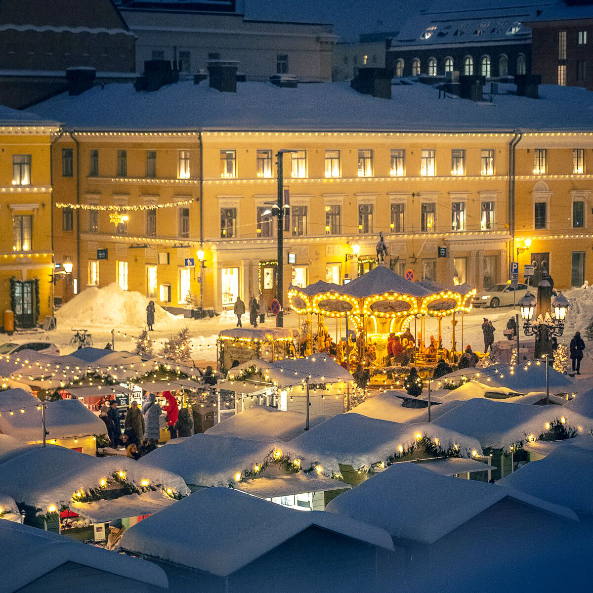 Helsinki Senate Square Christmas Market credit ©AnttiHarkio VisitFinland