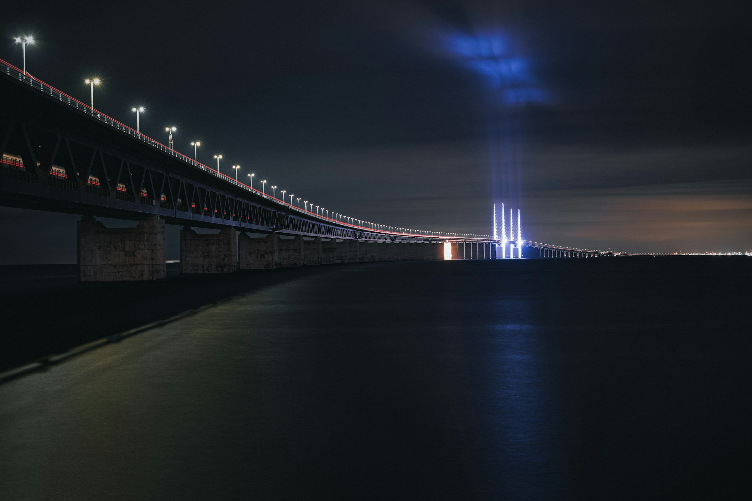 Sweden-Malmö-Øresund-bridge-night-david-ford-3snrwX0Z-jE-unsplash