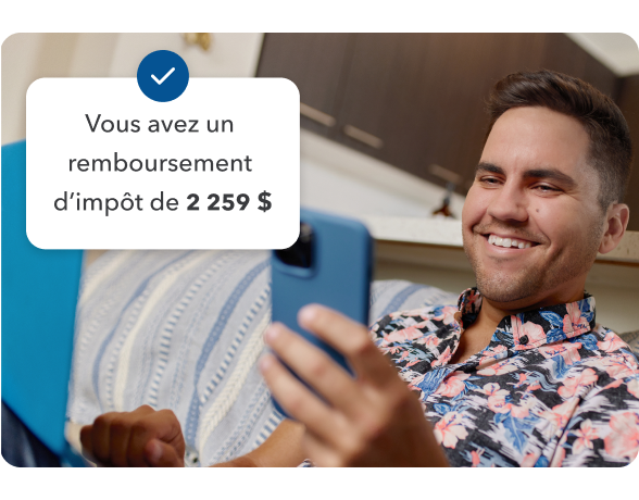 Un jeune client regarde son téléphone intelligent qui affiche le message « Vous avez demandé un remboursement d’impôt de 2 259 $ ».