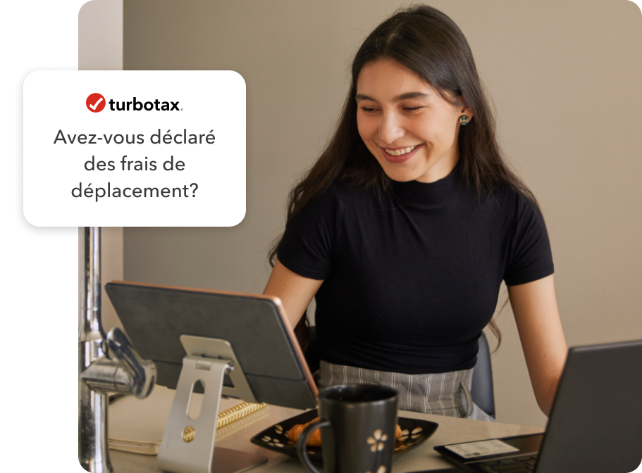 Une jeune femme qui travaille sur sa tablette chez elle. Image secondaire d’un logo TurboImpôt et de la mention « Avez-vous des frais de déplacement? ».