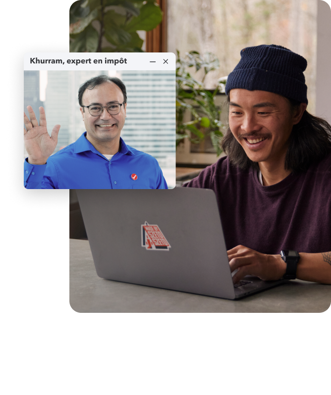L’image principale représente un jeune homme travaillant sur son ordinateur portable à la maison. L’image secondaire montre un expert en impôt TurboImpôt qui fait un signe de la main et sourit.