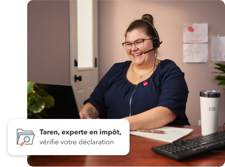 Taren, experte de TurboImpôt, travaille sur son portable. Illustration secondaire avec « Taren, experte en impôt, vérifie votre déclaration ».
