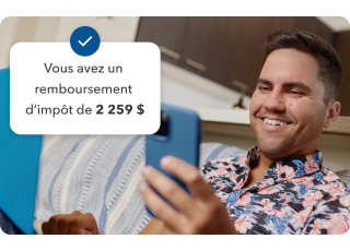 Homme tenant son téléphone indiquant qu’il a un remboursement d’impôt de 2 259 $