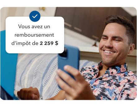 Homme tenant son téléphone indiquant qu’il a un remboursement d’impôt de 2 259 $