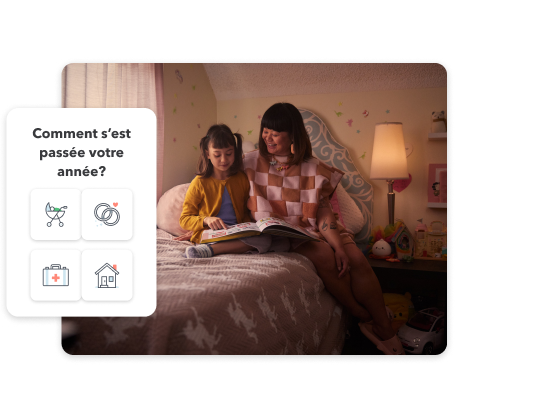Une mère et sa jeune fille assises dans leur chambre. Image d’interface de l’utilisateur avec le texte « Comment s’est passée votre année » et les icônes d’une poussette, d’une alliance, d’une trousse médicale et d’une maison.