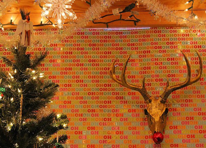 Wand mit Tannenbaum und Hirschkopf
